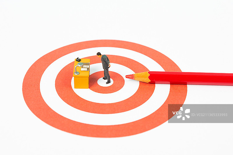 微缩景观创意：在红色圆圈中心的商务人士图片素材