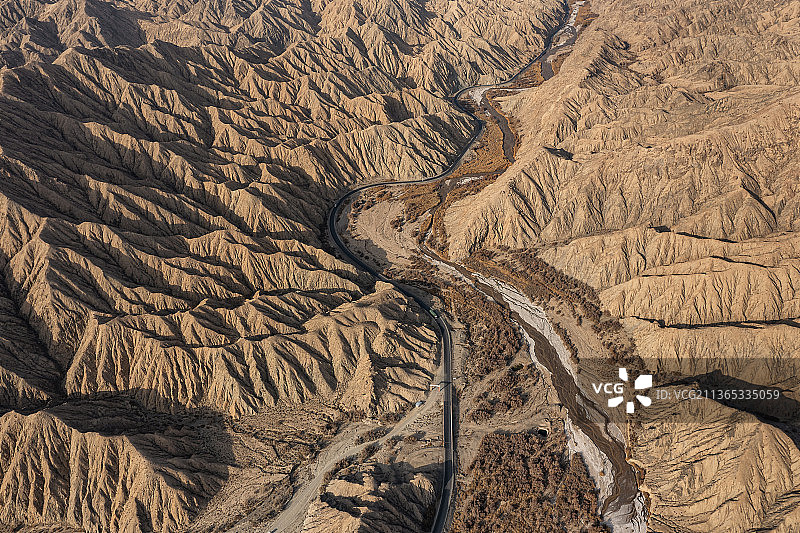 阿尔金山，航拍视角，无人区，公路，路，沟壑，极端地形，干旱，高视角，全景，阳光，峡谷，山谷，光影，河图片素材