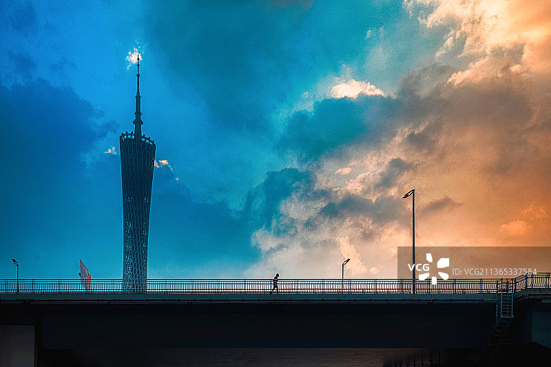 广州塔下的慢跑者图片素材