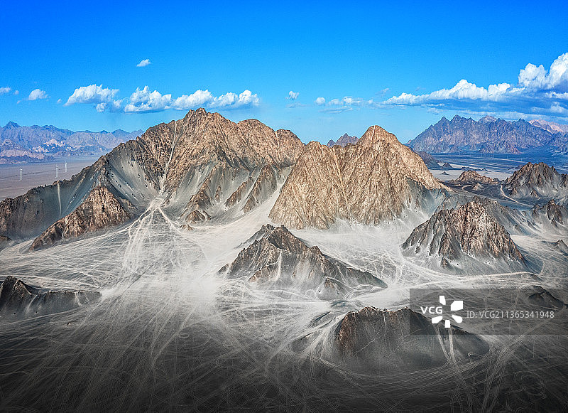 航拍青海海西芒崖市冷湖镇阿尔金山下的黑独山。图片素材