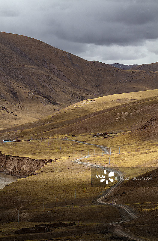 峡谷中的路，路，小路，前进，土路，指南，峡谷，山谷，通天河，河谷，山，青藏高原，民居，河岸，三江源图片素材