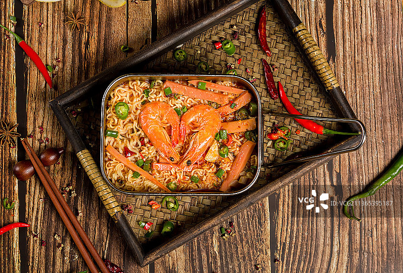 铁饭盒泡面，两只虾心型图片素材