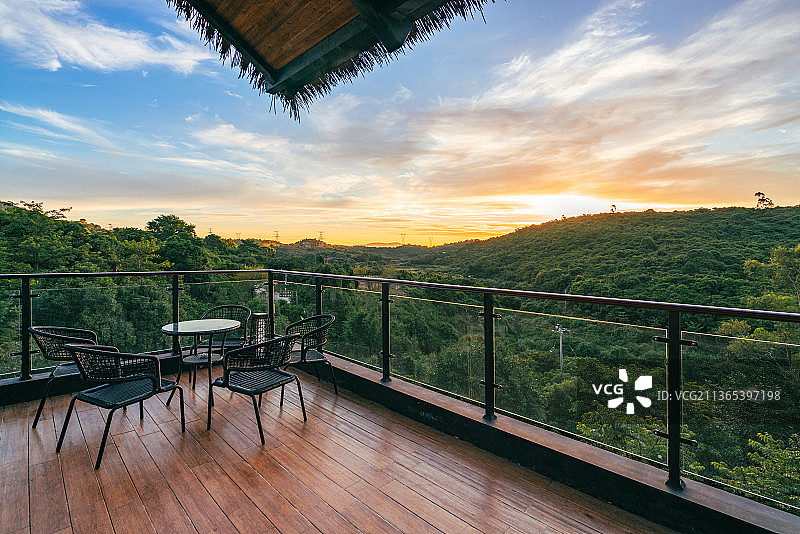 日落时分的山林度假村图片素材