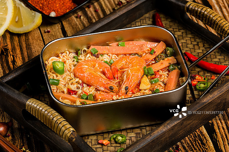 铁饭盒泡面，两只虾心型图片素材