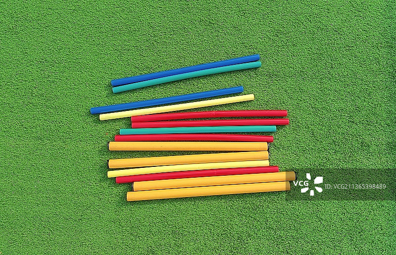 草地上彩色滚筒的高角度视图图片素材