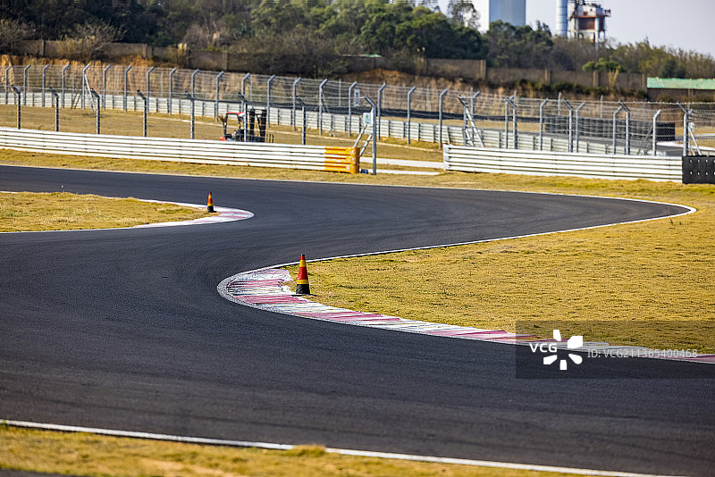 2022  汽车广告背景图 汽车 赛车场 跑道图片素材