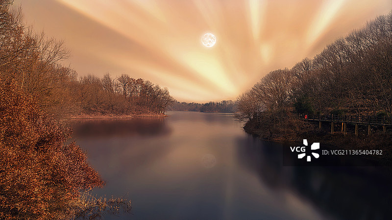 南湾湖火烧云下的月亮图片素材