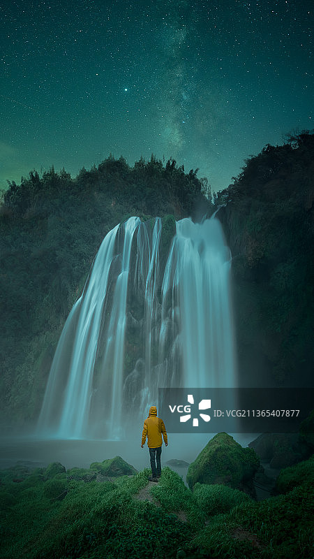 银河下的瀑布图片素材