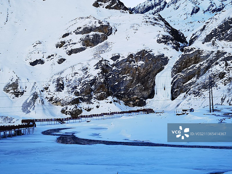 雪山上的人们图片素材