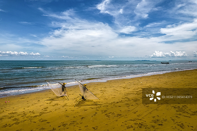 海滩上的京族捕鱼人图片素材