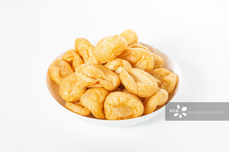 白色背景上摆放着一碟金黄色的罗定皱纱鱼腐图片素材