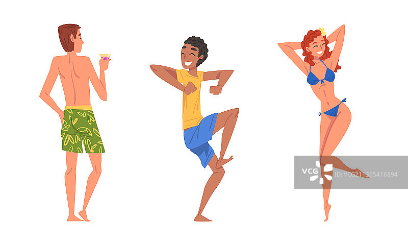 穿着泳装的快乐男人和女人在饮用饮品图片素材