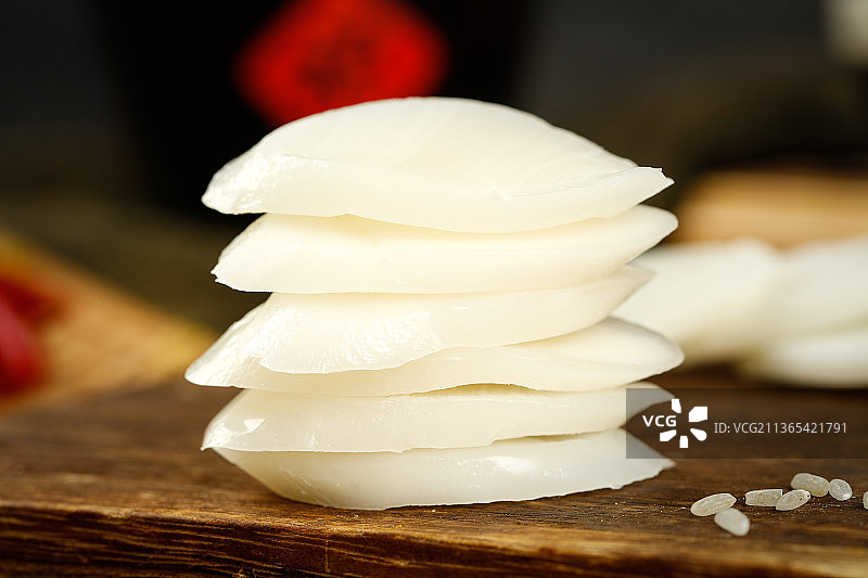 木底上的切片年糕图片素材