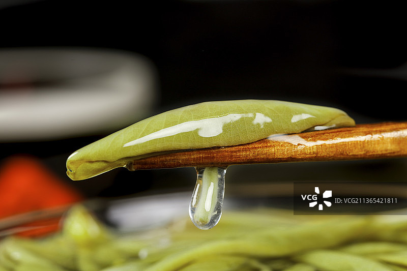 筷子夹着苏州太湖莼菜图片素材