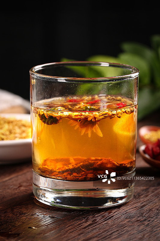 木底上摆放着一杯花茶图片素材