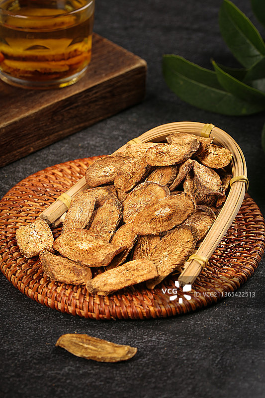 篮子里的牛蒡根茶图片素材