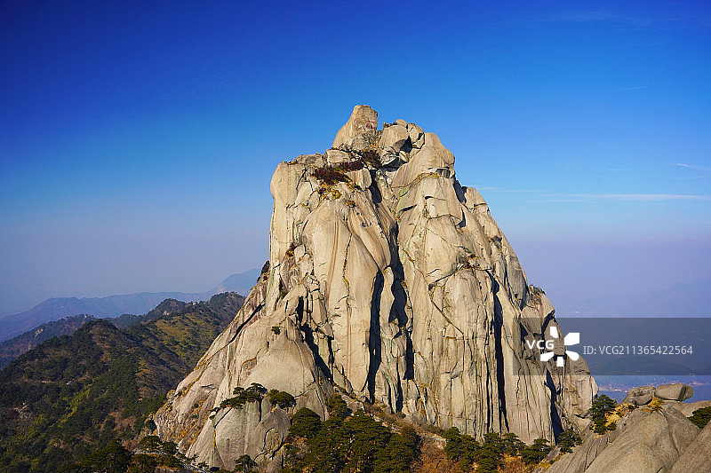 蓝天下的天柱峰图片素材