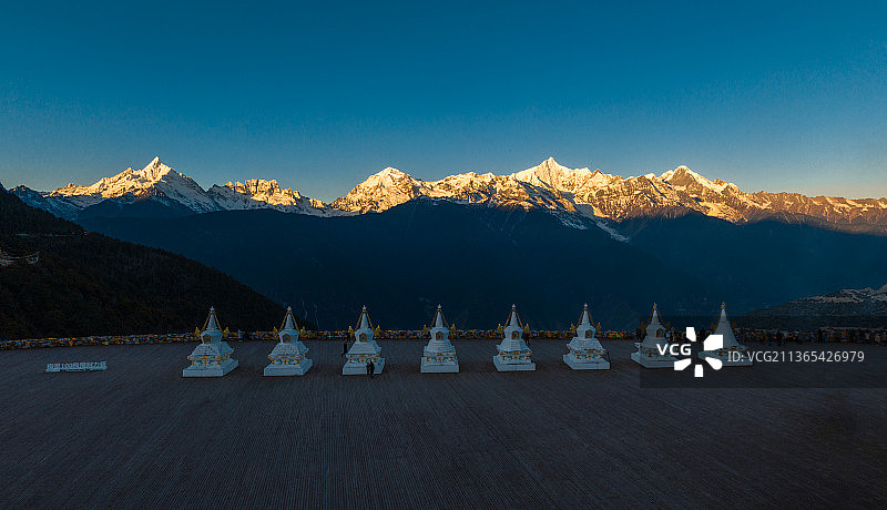 梅里雪山飞来寺日照金山图片素材