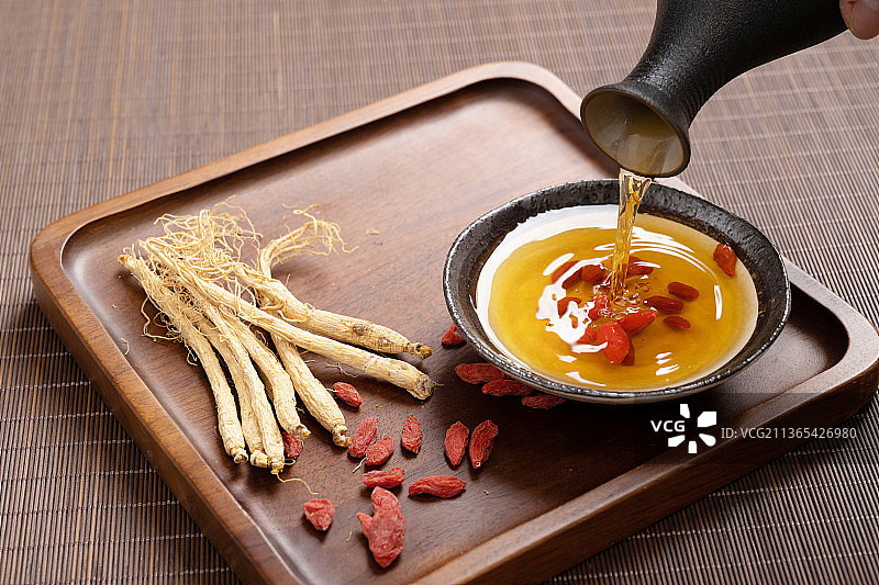 中国传统药食同源中医药酒端酒敬酒图片素材