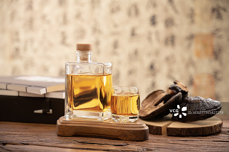 中医传统养生灵芝枸杞人参药酒图片素材