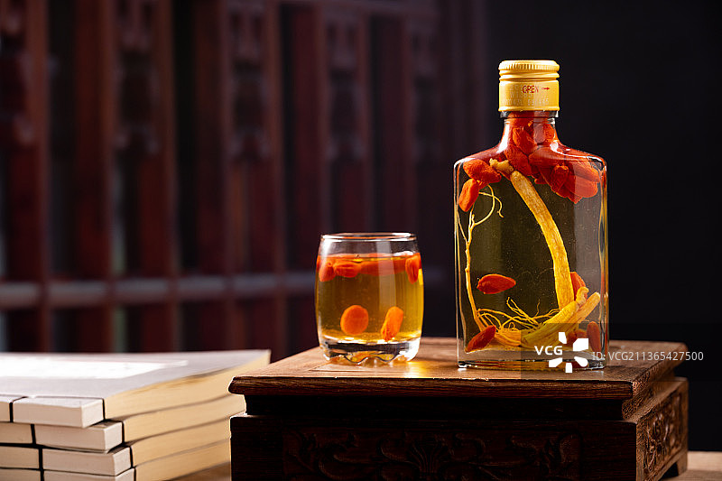 中国文化传统保健养生药酒枸杞人参酒图片素材