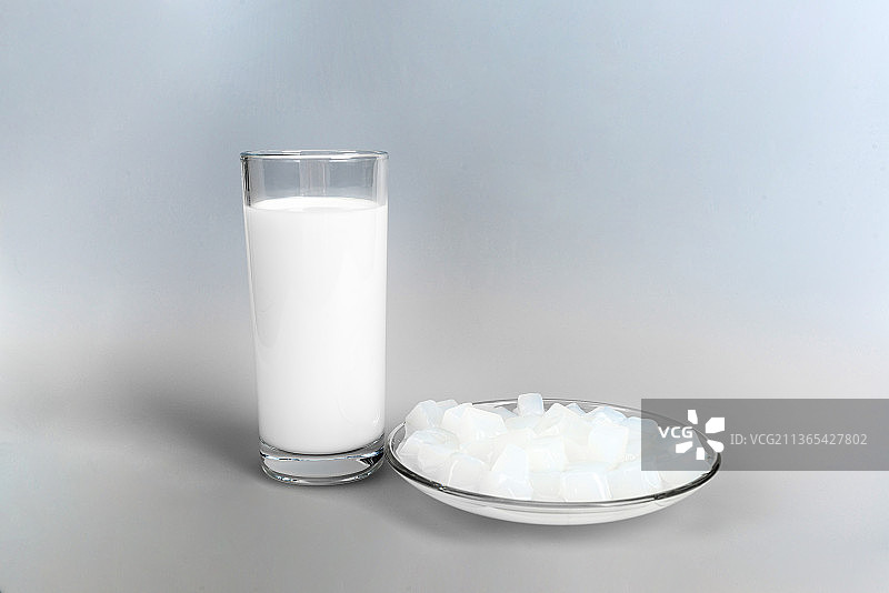 切块椰肉和玻璃杯里的椰汁图片素材