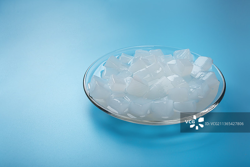 玻璃盘中的切块椰果图片素材