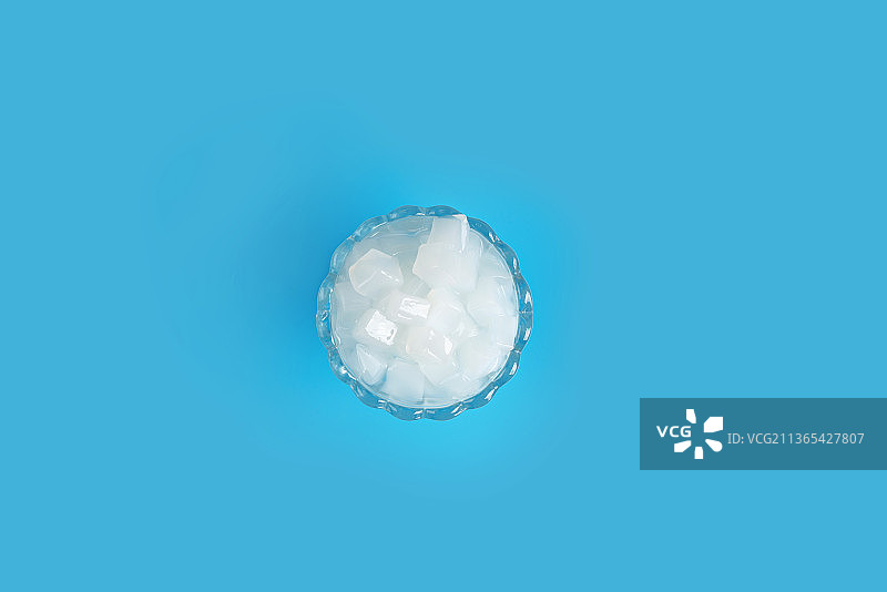 玻璃盘中的切块椰果图片素材