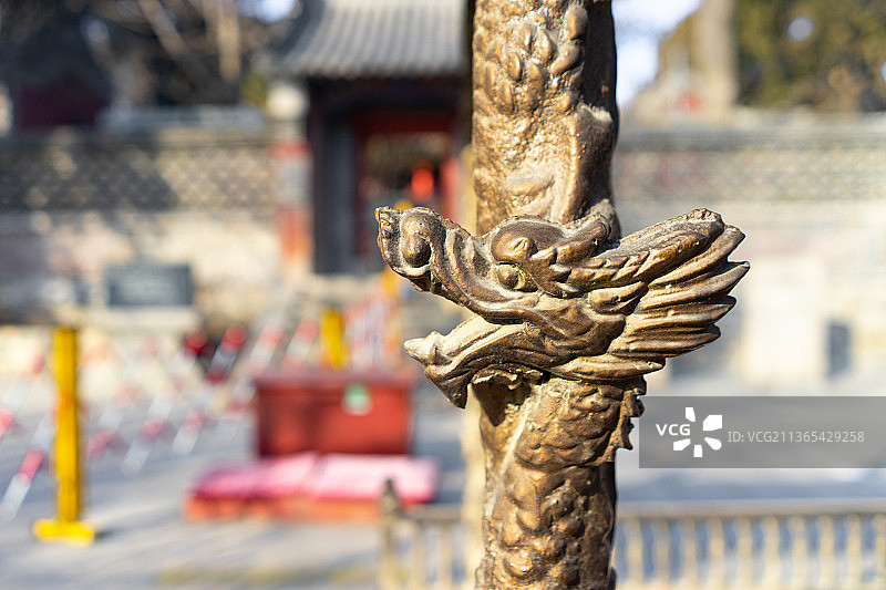 亚洲中国山东泰安著名旅游景点泰山风景区，王母池香炉柱子上的盘龙雕塑图片素材