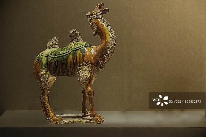 中国唐代文物，三彩骆驼图片素材