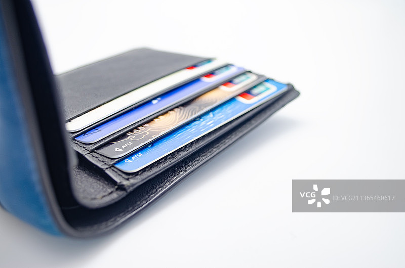 中国山东室内影棚拍摄，装在皮质钱包里的几张银行卡图片素材