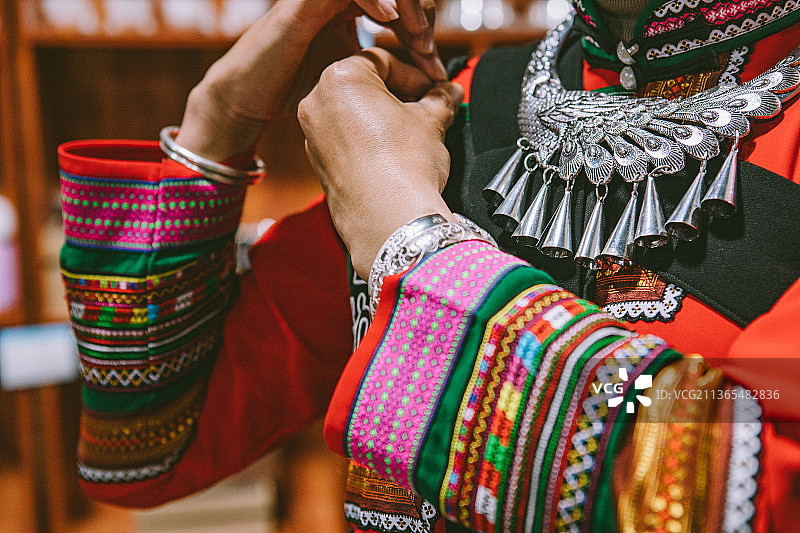 中国云南省昆明市石林县撒尼族民族服饰和银饰细节图图片素材