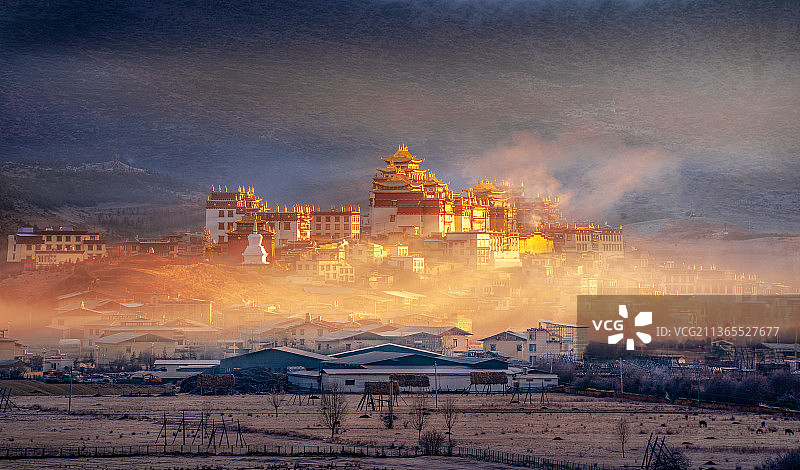 佛光下的松赞林寺图片素材