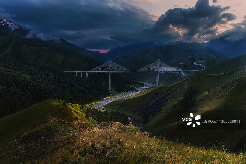 新疆伊犁果子沟大桥图片素材