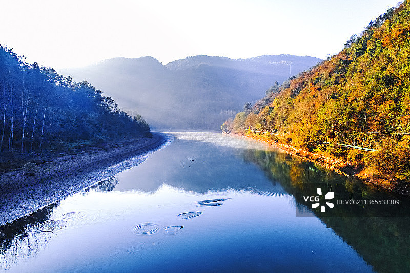 远安鸳鸯湖秋色晨光图片素材