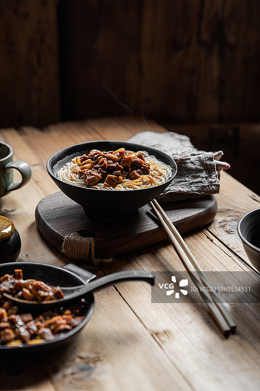 本帮八宝辣酱面图片素材