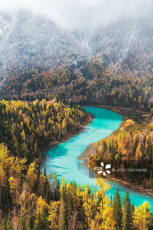 新疆阿勒泰地区布尔津喀纳斯景区喀纳斯河月亮湾秋季户外风光高视角图片素材