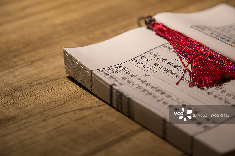 打开的中国古书图片素材