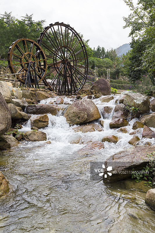 广东云浮新兴天露山度假村水车旅游风光图片素材