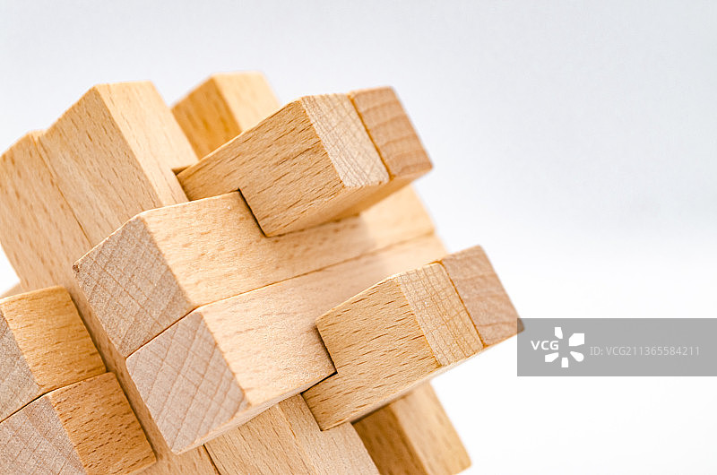 亚洲中国内室内影棚拍摄静物，一个构造复杂的鲁班锁图片素材