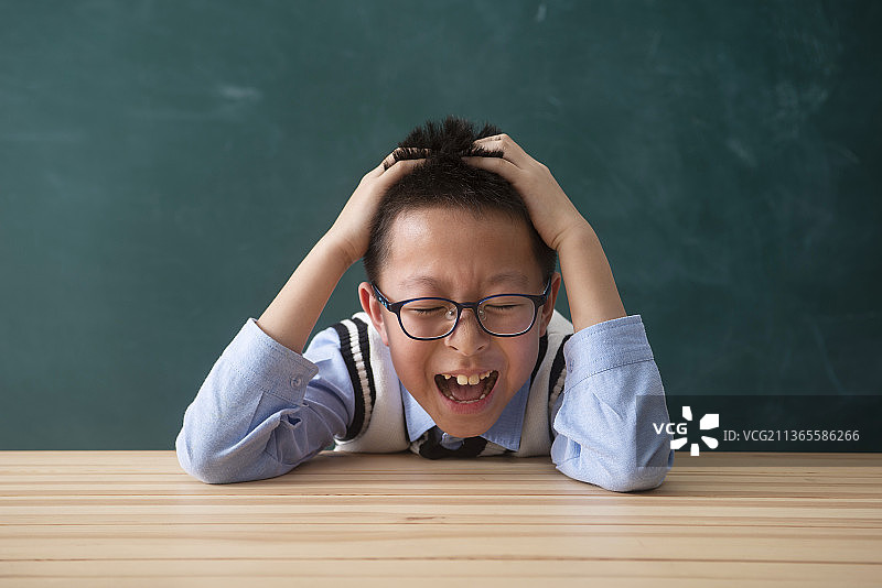 男孩在黑板前学习图片素材