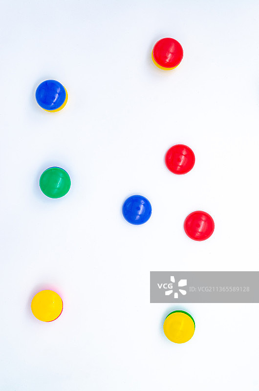 中国室内影棚拍摄静物办公文具，一堆圆形磁吸贴图片素材