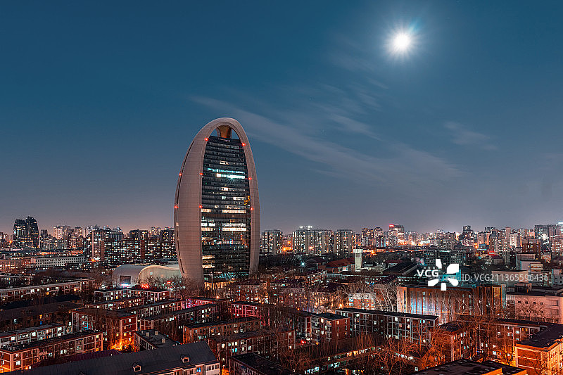 璀璨之夜，夜幕下的人民日报社与北京城图片素材