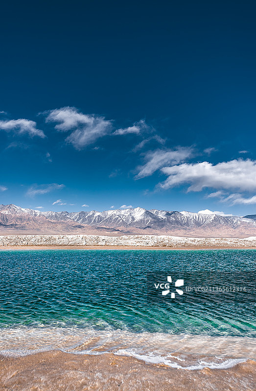 蓝天下的大柴旦翡翠湖，湖水宛如碧玉图片素材