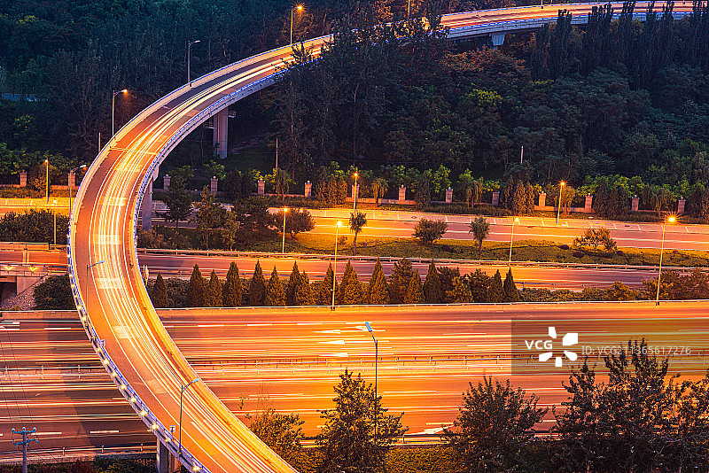 北京北五环仰山桥弧形高架桥和北五环路面的交叉图片素材
