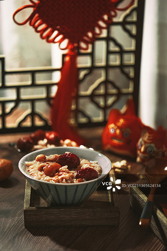 一碗中国传统腊八粥，迎接中国传统新年图片素材