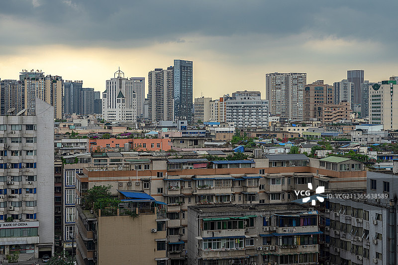 乌云密布的成都天际线图片素材