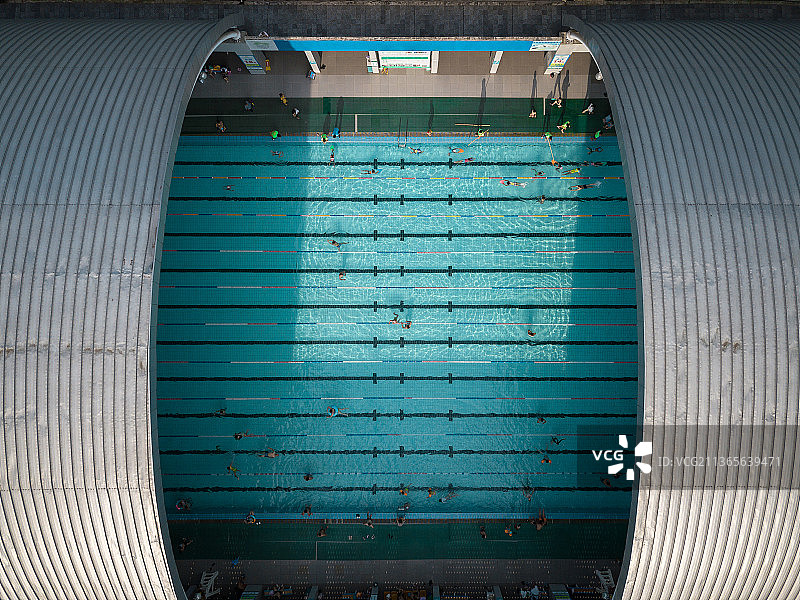 航拍夏日热闹的游泳池图片素材