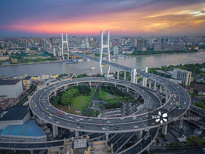 航拍晚霞中的上海南浦大桥图片素材