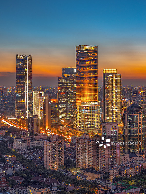 上海南京西路静安寺商圈的繁华夜景图片素材